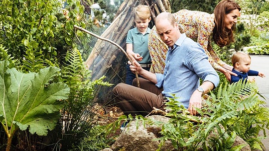 Obrázok FOTO Toto je kráľovský relax. Princ Wiliam a Kate vzali deti do záhrady, ročný Louis už chodí