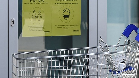 Obrázok Postreh zo sobotňajších nákupov: Pravidlá platia len za dverami obchodu, pred nimi už nie?
