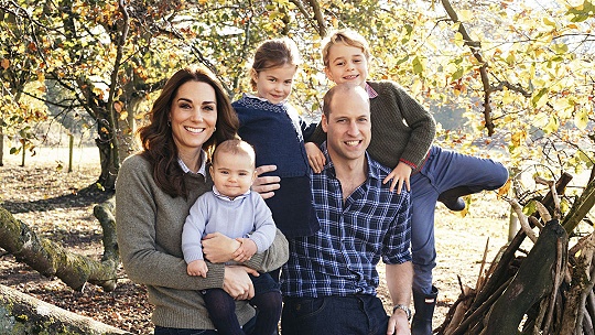 Obrázok 10 zaujímavostí o deťoch v britskej kráľovskej rodine. Majú priezvisko? V akých šatách ich krstia?
