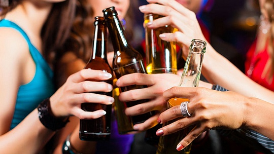 Obrázok Školáci alkohol neodmietajú, mnohí nemajú ani 15. Môžu pomôcť rodičia?