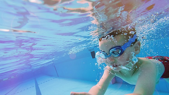 Obrázok Neuveriteľné, čo dokáže toto dievčatko v bazéne. A celkom samé!