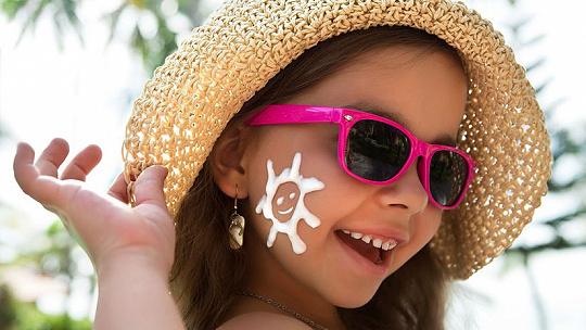 Obrázok Slnečné okuliare deťom – áno či nie? Treba im tmavé sklá a postačuje šiltovka? Vysvetľuje očná lekárka