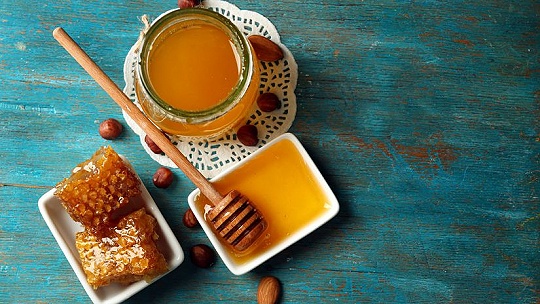 Obrázok Biely cukor, hnedý cukor alebo med? Čo je najzdravšie?