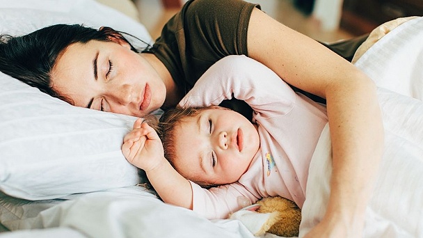 Dokedy má dieťa spať poobede a kedy stačí už len nočný spánok?