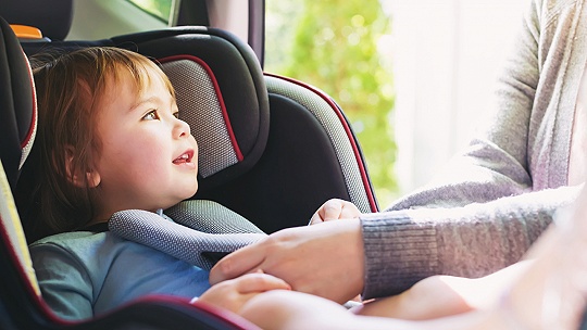 Obrázok Autom s deťmi. Kedy kto môže sedieť vpredu, dokedy treba podsedák? Veľký prehľad predpisov