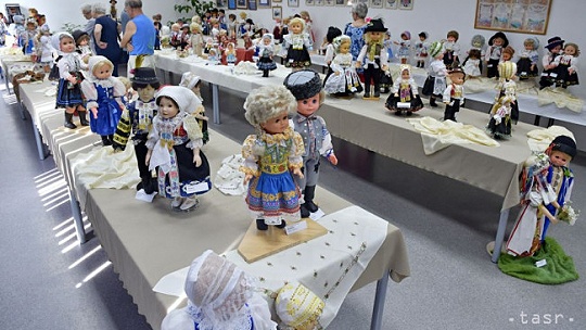 Obrázok V Piešťanoch otvorili výstavu Bábiky v krojoch