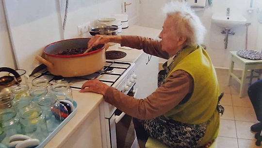 Obrázok Pravý maďarský guláš a paradajkový prívarok zo Slovenského Komlóša. „Babka bola Slovenka, ale výborne varila i maďarské jedlá,“ spomína Andrea