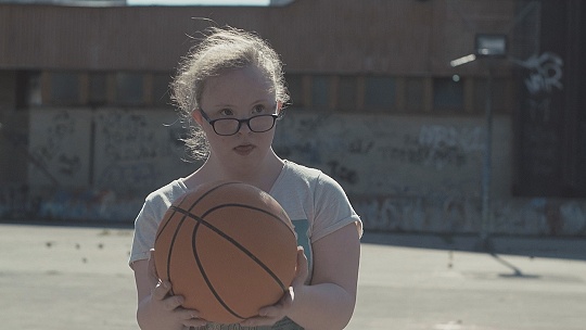 Obrázok Dorotka s Downovým syndrómom je hlavnou hrdinkou dokumentárneho filmu Niečo naviac 